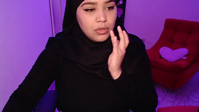 Snapshot of VenussTits97 chatting on December 3, 5:00 pm VenussTits97 online show from December 3, 5:00 pm