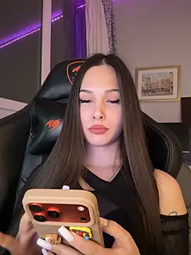 EricaWalls online show from February 1, 5:44 pm