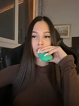 EricaWalls online show from April 1, 8:17 pm