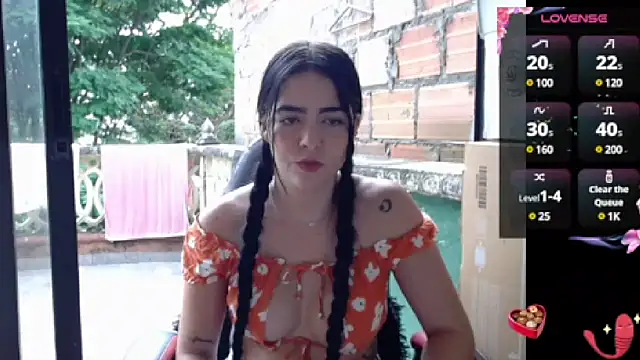 Snapshot of lvsaraa_sexy chatting on January 5, 6:35 pm lvsaraa sexy online show from January 5, 6:35 pm