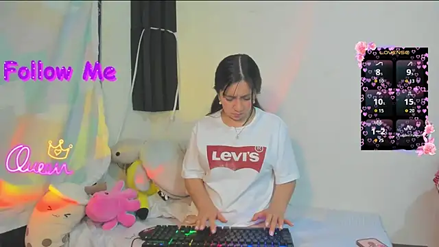 Snapshot of litle_mily_ chatting on April 5, 12:52 am litle mily online show from April 5, 12:52 am