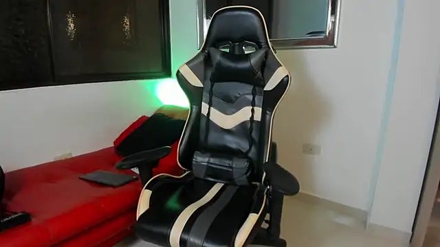 julian wallace online show from February 25, 2:43 am