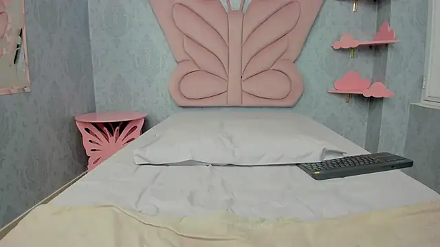 Snapshot of MaddyCute4u chatting on February 24, 3:20 pm MaddyCute4u online show from February 24, 3:20 pm