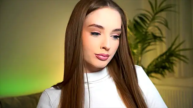 petitegonwiild online show from October 28, 9:28 pm