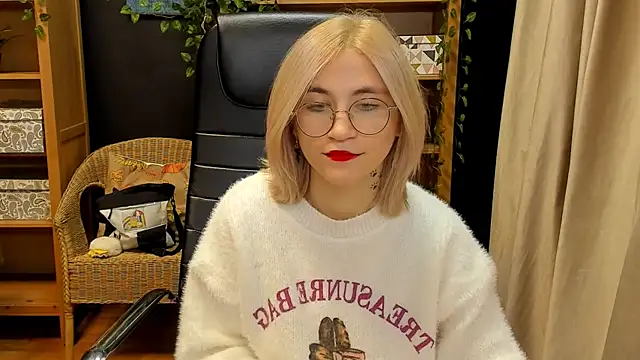 Moon13152 online show from December 5, 8:55 pm