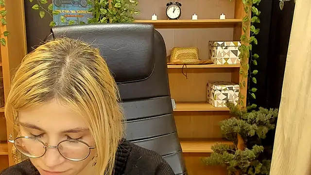 Moon13152 online show from February 2, 3:32 am
