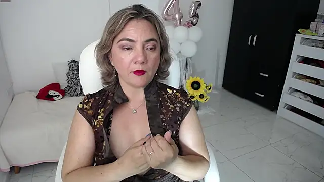 Chiraz hasnaa online show from February 1, 2:37 am