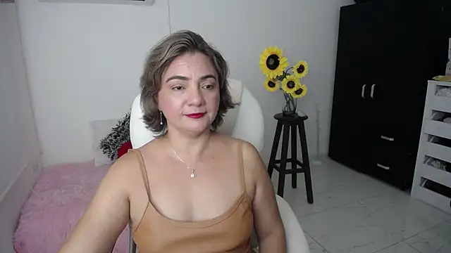 Chiraz hasnaa online show from February 20, 11:32 pm