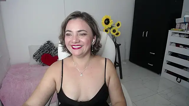 Chiraz hasnaa online show from February 21, 10:48 pm