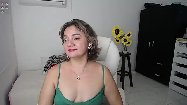 Chiraz hasnaa online show from March 15, 9:49 pm