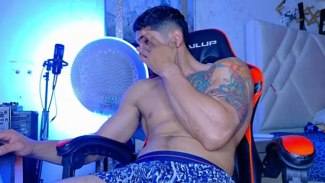 Snapshot of Rich_boy01 chatting on November 14, 1:10 pm Rich boy01 online show from November 14, 1:10 pm