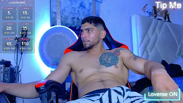 Snapshot of Rich_boy01 chatting on November 17, 6:35 pm Rich boy01 online show from November 17, 6:35 pm