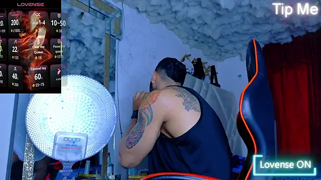 Snapshot of Rich_boy01 chatting on December 17, 9:21 pm Rich boy01 online show from December 17, 9:21 pm