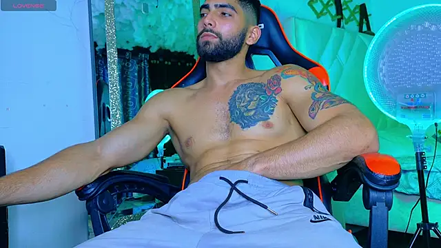 Snapshot of Rich_boy01 chatting on February 2, 1:04 am Rich boy01 online show from February 2, 1:04 am