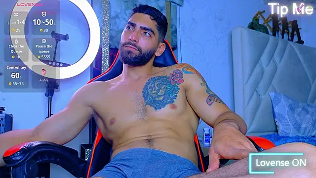 Snapshot of Rich_boy01 chatting on February 25, 2:32 am Rich boy01 online show from February 25, 2:32 am