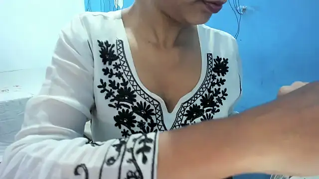 aarjulove online show from December 20, 7:59 am