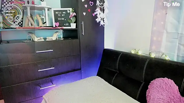 Emilytafur online show from November 22, 5:45 pm