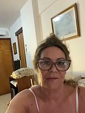 Snapshot of lolavalecuatro chatting on January 12, 3:36 pm lolavalecuatro online show from January 12, 3:36 pm