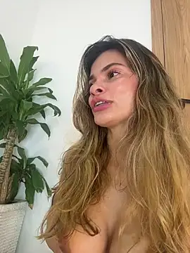 Snapshot of cuteluci_ chatting on June 8, 1:28 am cuteluci online show from June 8, 1:28 am