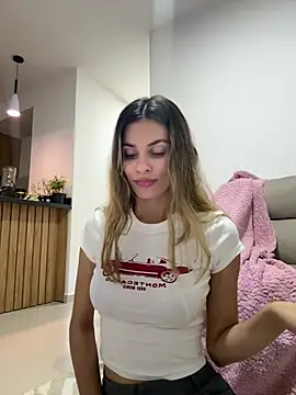 Snapshot of cuteluci_ chatting on July 8, 6:40 am cuteluci online show from July 8, 6:40 am