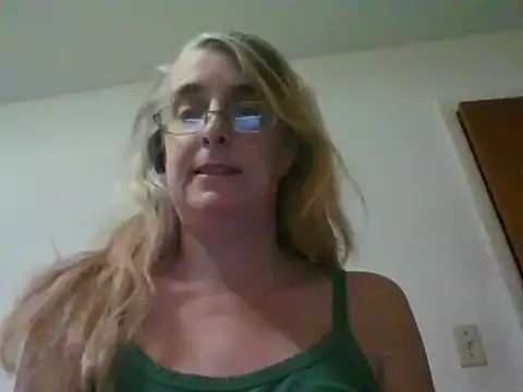 Emilylyn2501 online show from January 13, 6:38 pm