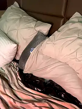 CrownedNyaries online show from December 2, 11:56 am