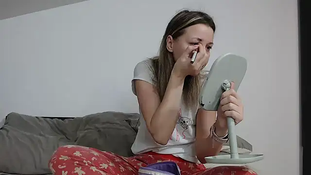 Snapshot of SweetMaddy888 chatting on December 8, 4:04 am SweetMaddy888 online show from December 8, 4:04 am