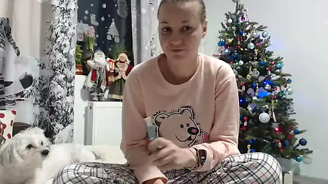 Snapshot of SweetMaddy888 chatting on December 28, 5:23 am SweetMaddy888 online show from December 28, 5:23 am