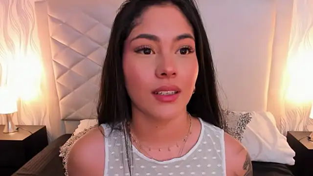 Mia Elowen online show from February 9, 11:04 pm