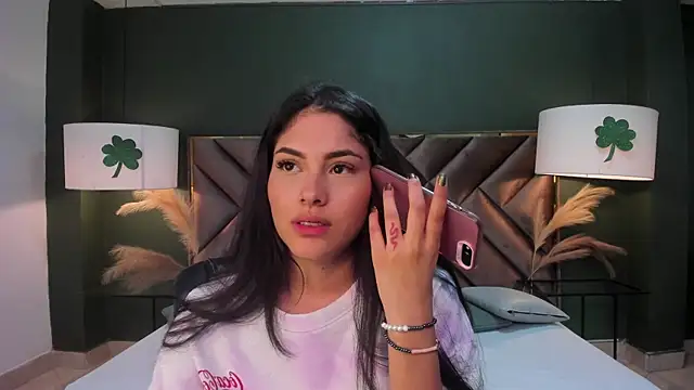 Mia Elowen online show from March 18, 1:00 am