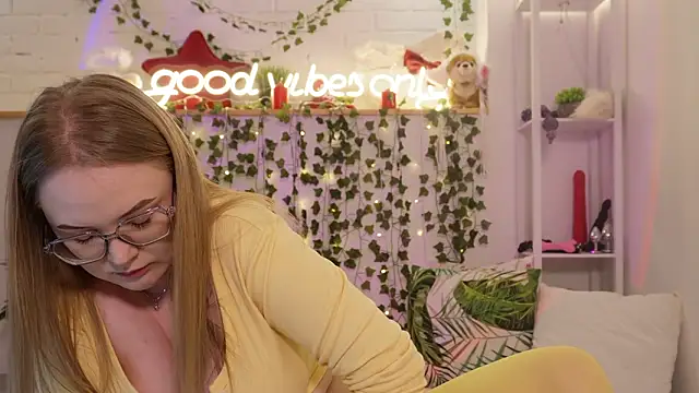 Snapshot of MonicaAsis chatting on February 1, 5:44 pm MonicaAsis online show from February 1, 5:44 pm