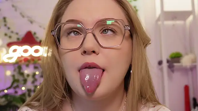 Snapshot of MonicaAsis chatting on February 3, 5:51 pm MonicaAsis online show from February 3, 5:51 pm