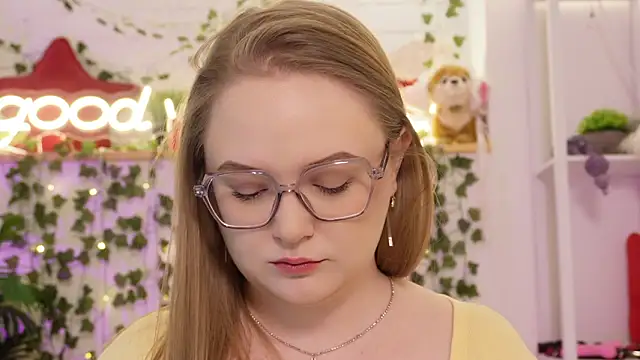 Snapshot of MonicaAsis chatting on February 5, 6:12 pm MonicaAsis online show from February 5, 6:12 pm