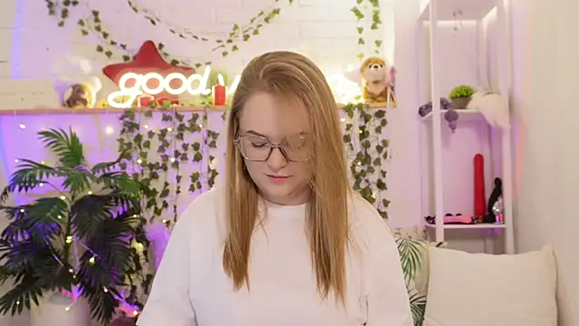 Snapshot of MonicaAsis chatting on February 19, 6:15 pm MonicaAsis online show from February 19, 6:15 pm