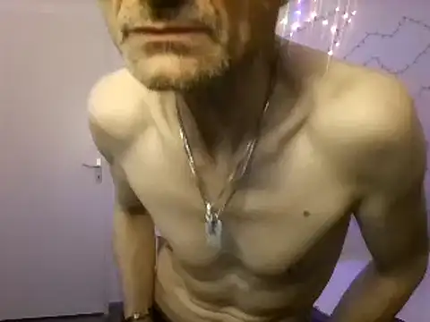 Snapshot of brunoguunot chatting on December 26, 10:20 pm brunoguunot online show from December 26, 10:20 pm