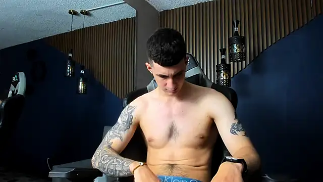 JacksonOlsenn online show from January 13, 3:04 pm