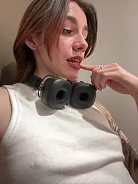 Lily  Belle online show from March 14, 4:30 pm