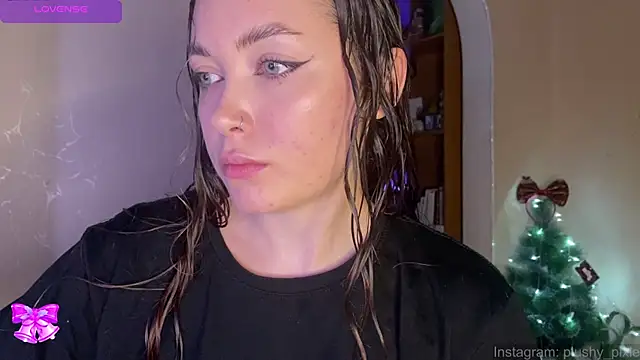 Snapshot of plushy_pixie chatting on December 22, 5:12 am plushy pixie online show from December 22, 5:12 am