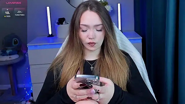 Evia r0se online show from October 18, 1:34 pm