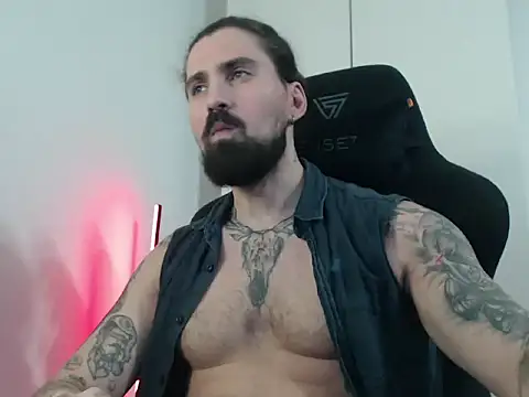 Snapshot of MateoHunk chatting on December 4, 2:04 pm MateoHunk online show from December 4, 2:04 pm