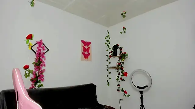 Emic  online show from February 10, 2:48 pm