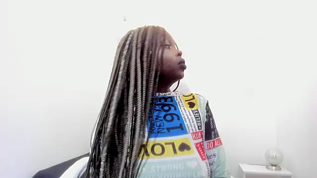 Snapshot of _Zooee chatting on December 7, 11:40 am Zooee online show from December 7, 11:40 am