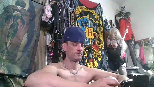 Snapshot of slinginbigD chatting on February 8, 2:31 pm slinginbigD online show from February 8, 2:31 pm