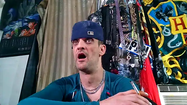 Snapshot of slinginbigD chatting on February 12, 5:24 am slinginbigD online show from February 12, 5:24 am