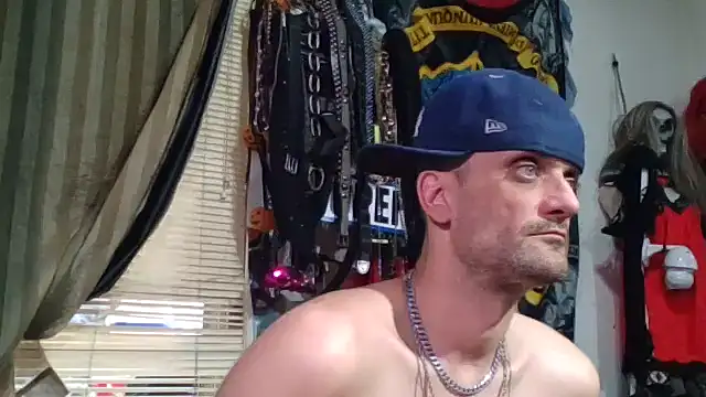 Snapshot of slinginbigD chatting on March 1, 10:23 pm slinginbigD online show from March 1, 10:23 pm