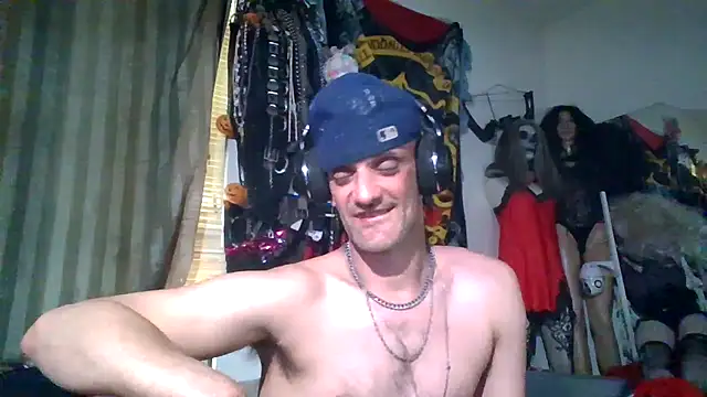 Snapshot of slinginbigD chatting on March 3, 8:59 pm slinginbigD online show from March 3, 8:59 pm