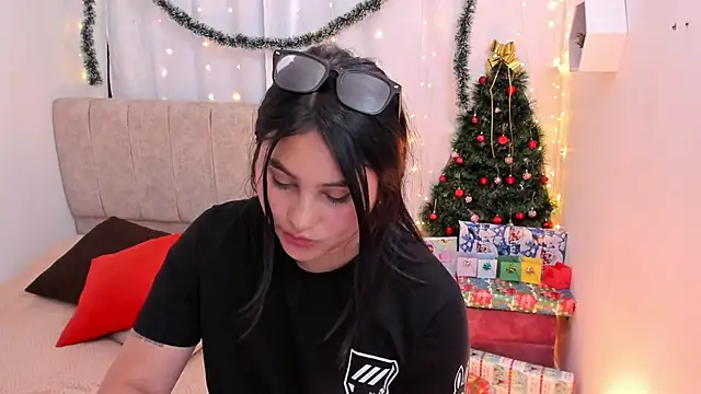 Little Ivy online show from December 4, 6:28 pm