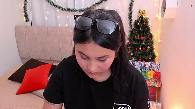 Little Ivy online show from December 4, 9:35 pm
