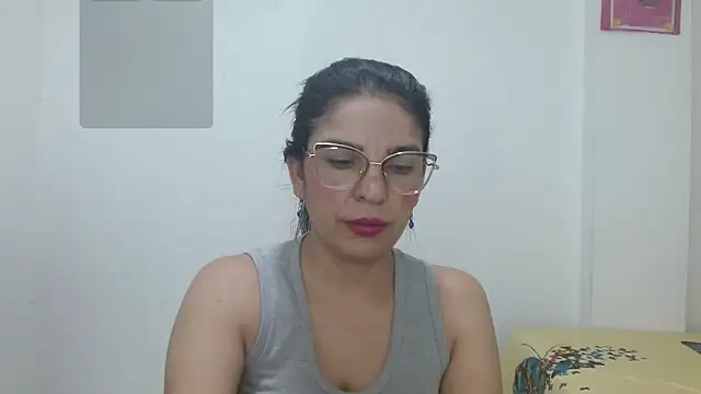 anybellucci43 online show from December 12, 3:32 am