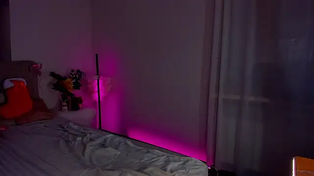 Laura Leee online show from December 29, 6:14 am